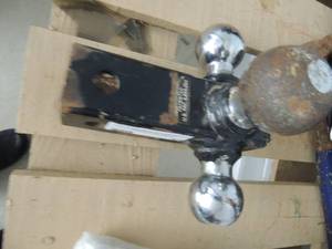 lot 58 image: TRAILER Hitch BALL MOUNT TRIPLE BALL