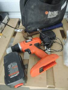 lot 59 image: Tools- B&D cordless drill with battery, hammer and plyers in bag
