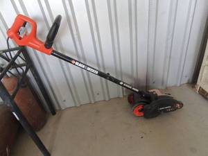 lot 209 image: BLACK & DECKER EDGE HOG
