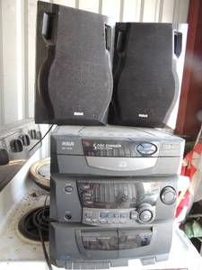 lot 213 image: RCA stereo 5 disc changer audio system RS 1285 with 2 speakers