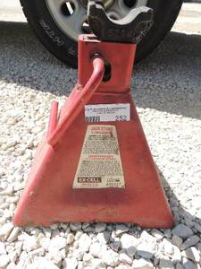 lot 252 image: Jack stand 5 ton