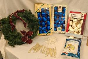 lot 515 image: Christmas Decorations