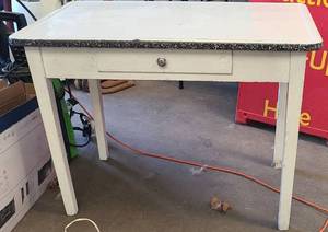 lot 558 image: Vintage Table
