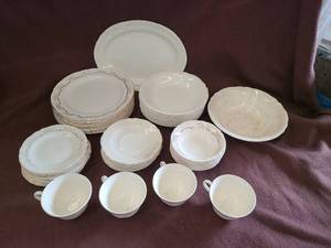 lot 568 image: Knowles Dishes