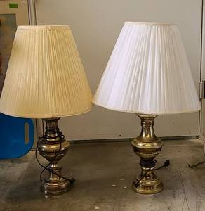 lot 573 image: 2 Brass-look Table Lamps