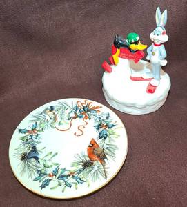 lot 584 image: Looney Tunes Music Box &amp Lenox Plate