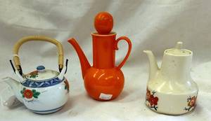 lot 616 image: Chinese Tea Pots