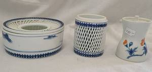 lot 617 image: Japanese Porcelain