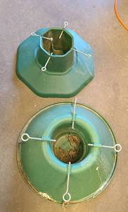 lot 621 image: 2 Plastic Christmas Tree Stands