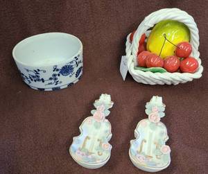 lot 630 image: Signed ceramic items, Lefton, Bassano, Vienna Woods