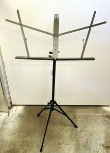 lot 638 image: Collapsible Music Stand