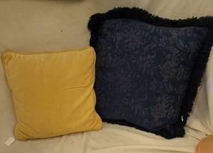 lot 652 image: 2 Throw Pillows