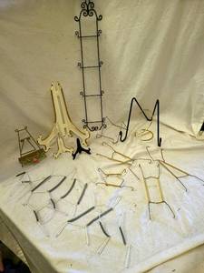 lot 657 image: Assorted Plate Hangers and Stands