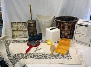 lot 668 image: Assorted Bathroom Items