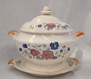 lot 671 image: Porcelain Tureen
