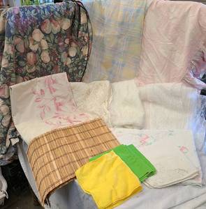 lot 672 image: Table Linens