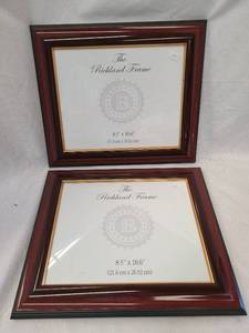 lot 676 image: 2 Wood-look Picture Frames