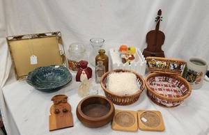 lot 689 image: Household Decor