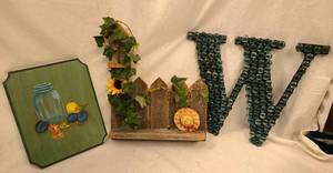 lot 695 image: Wall Decor