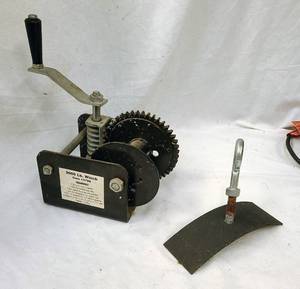 lot 724 image: 2000lb Hand-Crank Winch
