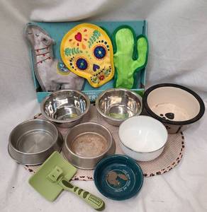 lot 608 image: Pet Items