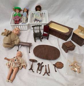 lot 746 image: Dolls &amp Accessories