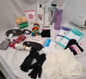 lot 747 image: Items of interest to ladies