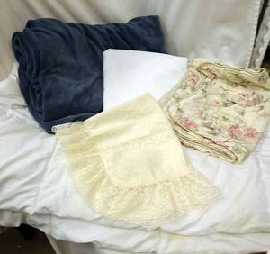 lot 750 image: Bedding