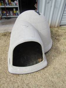lot 9 image: Igloo dog house Large 80 LB. plus  great condition