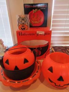 lot 87 image: Halloween candy bowls & buckets and NEW candy dish