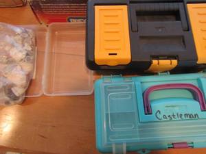 lot 92 image: Sewing boxes full of buttons and 1 bag of seashells