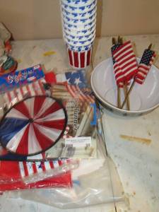 lot 98 image: 4th of July- flags, bowls, table cloth and assorted other dcor
