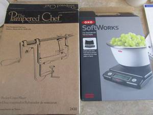 lot 109 image: Pampered Chef apple peeler and soft works 5lb food scale