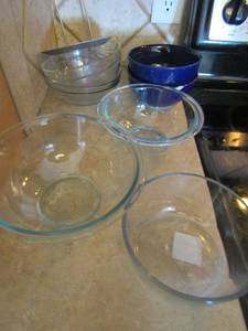 lot 113 image: Glass Pyrex mixing bowls  2 blue bowls cracked at top