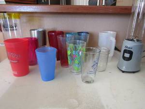 lot 121 image: Oster smoothie blender, assorted  Plastic cups 1 yeti