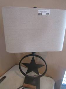 lot 131 image: Texas star lamp with shade