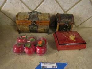 lot 168 image: Assorted decorative boxes and love bird music box