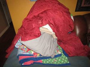 lot 174 image: Lot sheets, quilts, pillow cases and curtains