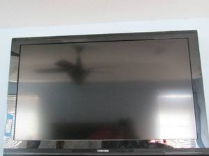 lot 178 image: Toshiba flat screen no base comes with remote 40