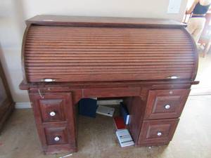 lot 31 image: Solid wood roll top desk great condition 5 drawer storage 44x50x26