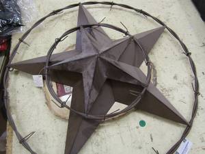 lot 48 image: Metal Star Outdoor art x 2 and 1 piece of tree stump