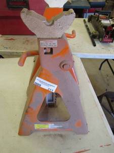 lot 211 image: Pair of 6 TON Heavy duty orange jack stands