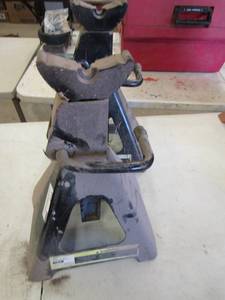 lot 212 image: Pair of LARIN 6 TON Heavy duty black jack stands