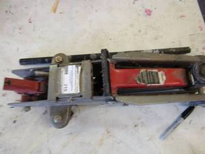lot 215 image: LARIN FLOOR JACK  heavy duty