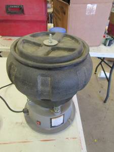 lot 224 image: Vibratory tumbler and tumbler media