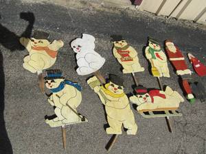lot 240 image: Yard art- 7 wooden snow men&  1 Santa all need some TLC