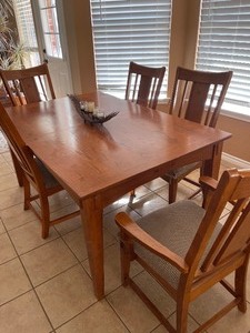 lot 32 image: Solid wood dining table with leaf has 2 captain chairs and 4 side chairs 30x64x42