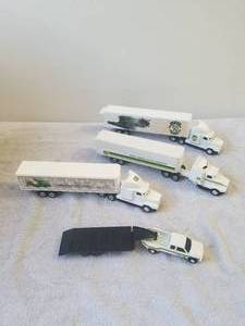 lot 18 image: Selection of Ertl - John Deere semi-truck and 5th wheel - total of 5