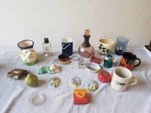 lot 190 image: Selection of collectibles