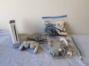 lot 155 image: Wii game console and accessories